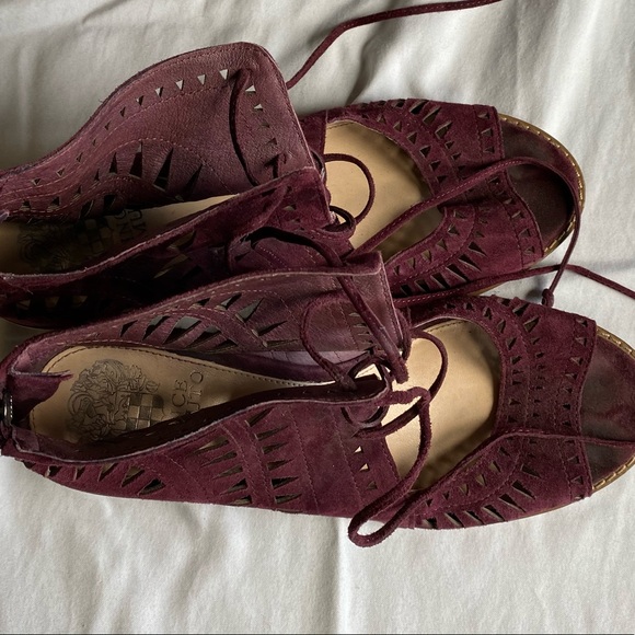Women’s lace up maroon Vince Camuto heels - Picture 3 of 3